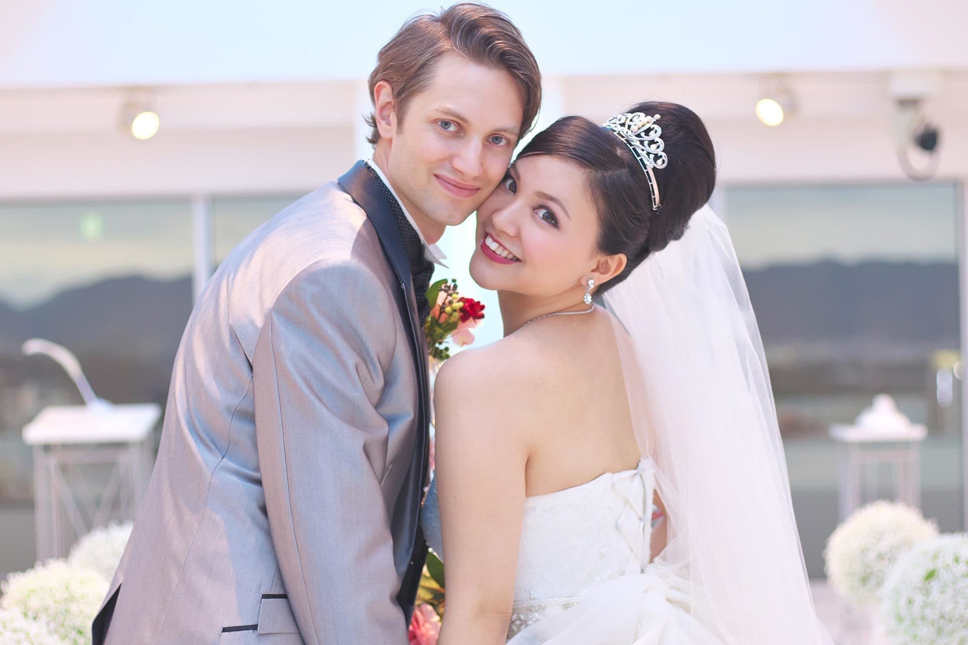 結婚式前に2人の記念写真撮影