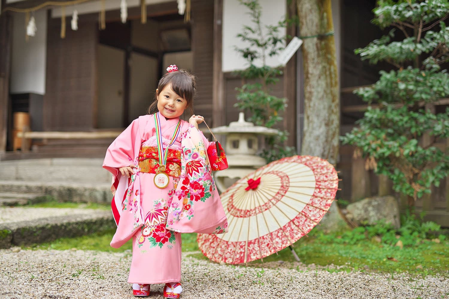 八幡神社で七五三記念写真撮影