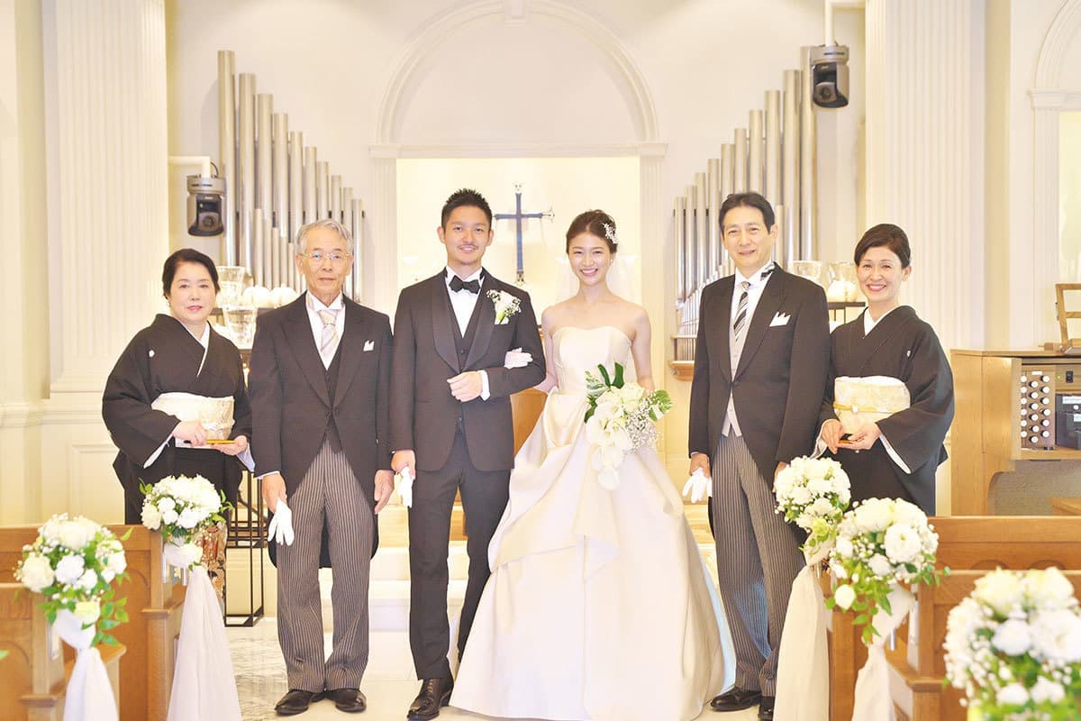 新郎新婦と家族写真